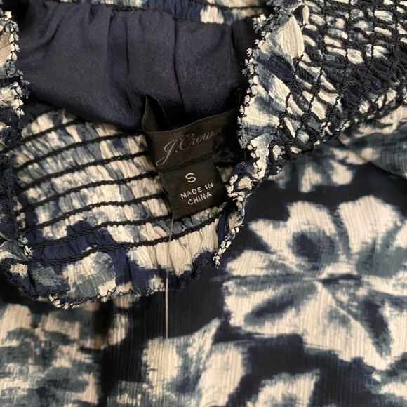 J Crew AE860 NWT Size S Navy Ikat Shaded Floral Crinkle Chiffon Smocked Blouse - Picture 4 of 5